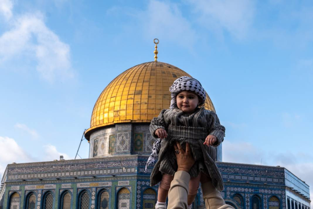 İsrail’in kısıtlamalarına rağmen akın ettiler: 120 Bin Filistinli Mescid-i Aksa’da saf tuttu - Resim: 39